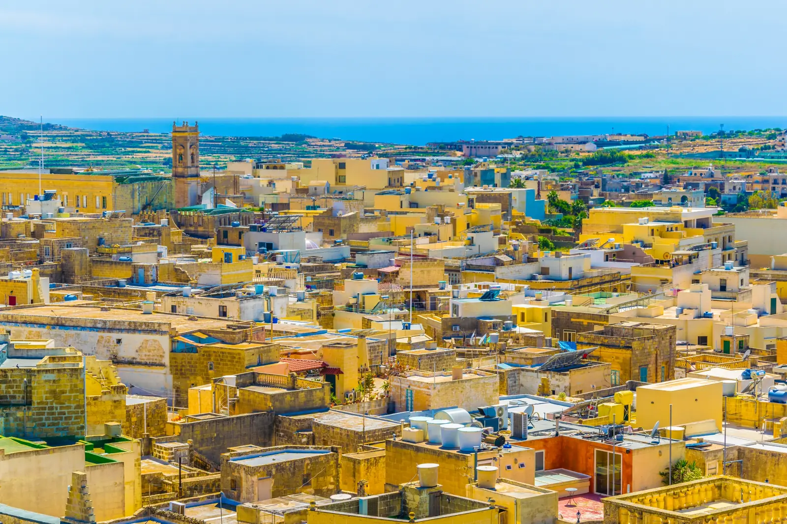 Blick von der Zitadelle Il-Kastell über die Dächer von Victoria auf Gozo bis zum Meer
