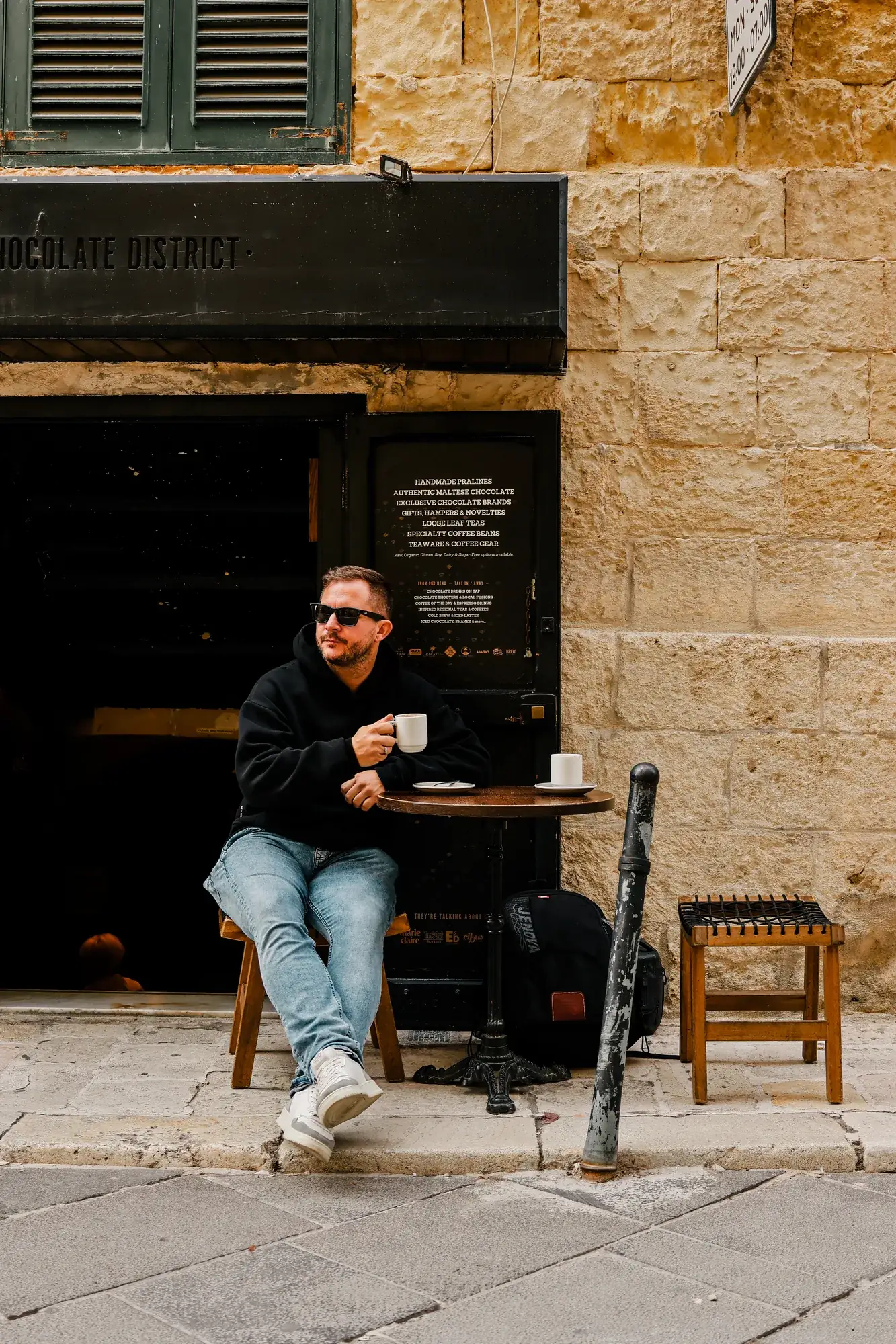Kaffeepause vor einem Café in Valletta
