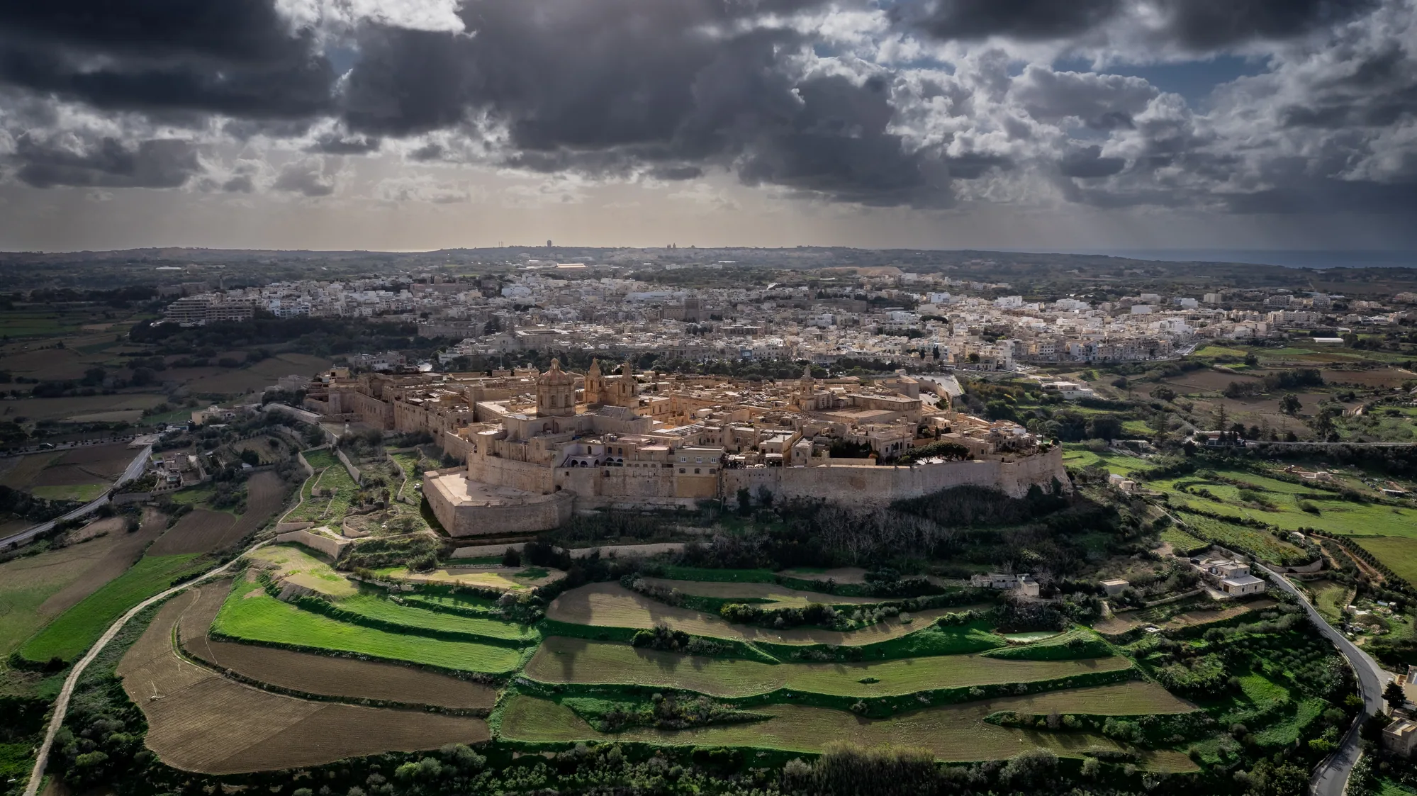 Die Festungsstadt Mdina auf einem Hügel im Inselinneren