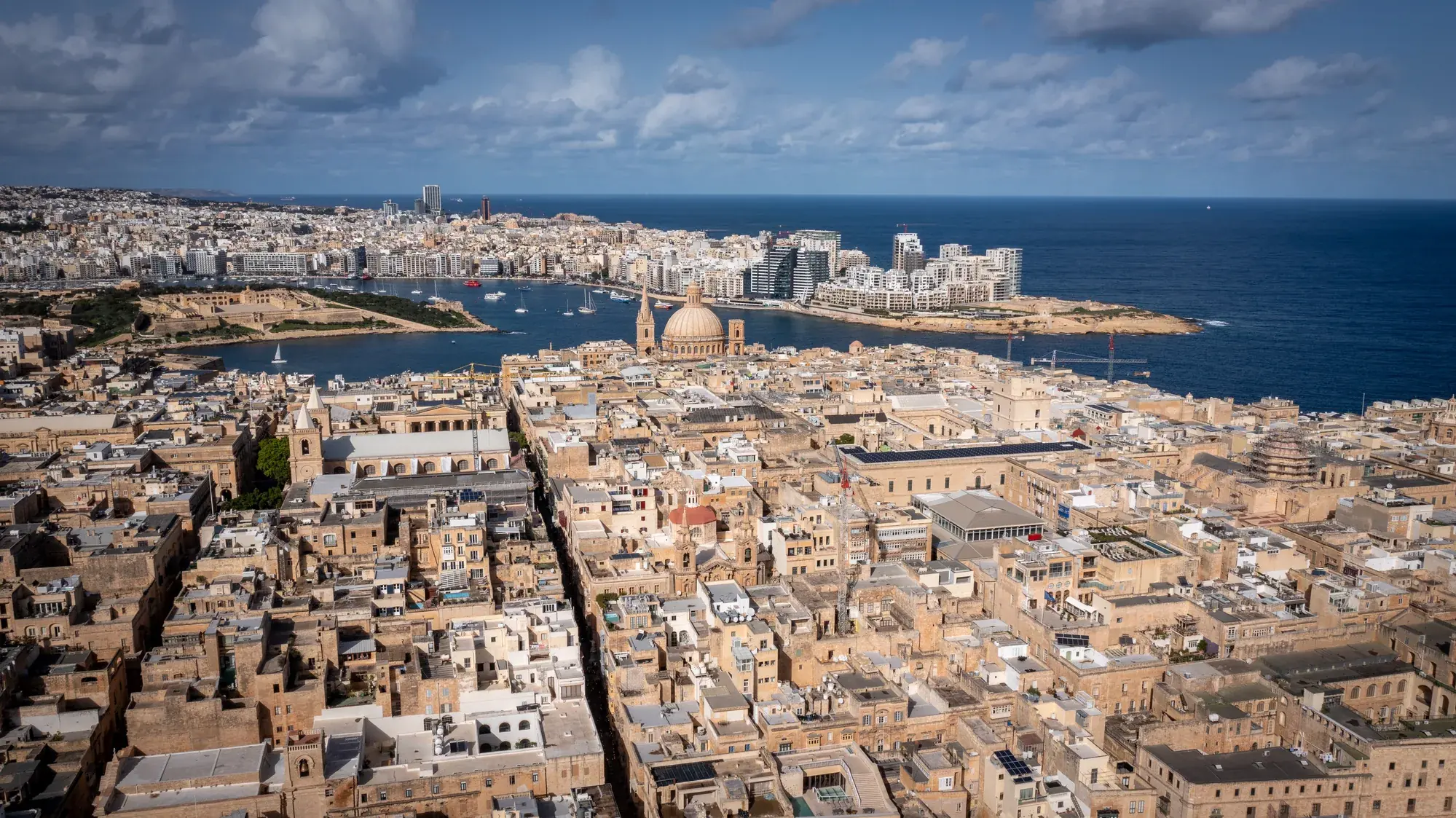 Valletta mit der Kuppel der Karmeliterkirche über dem Mittelmeer